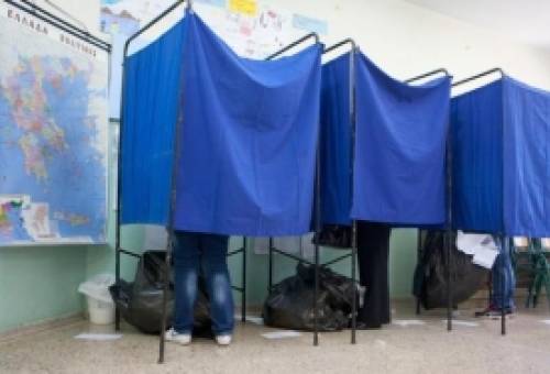 Παραβάν με τάμπλετ αντί για ψηφοδέλτιο στις αυτοδιοικητικές εκλογές 2028