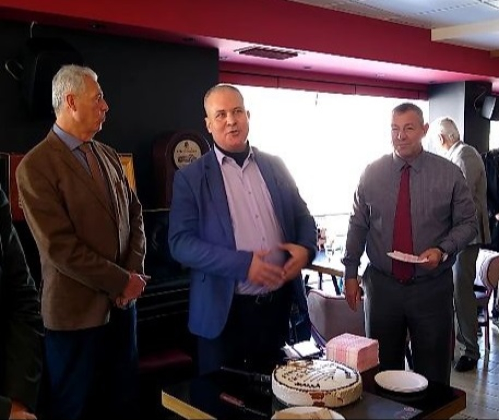 &Sigma;&epsilon; &mu;&iota;&alpha; &zeta;&epsilon;&sigma;&tau;ή &alpha;&tau;&mu;ό&sigma;&phi;&alpha;&iota;&rho;&alpha; &mu;&epsilon; &xi;&epsilon;&chi;&omega;&rho;&iota;&sigma;&tau;έ&sigmaf; &pi;&alpha;&rho;&omicron;&upsilon;&sigma;ί&epsilon;&sigmaf; έ&kappa;&omicron;&psi;&alpha;&nu; &pi;ί&tau;&alpha; &omicron;&iota; &Gamma;&epsilon;&omega;&rho;&gamma;&iota;&tau;&sigma;&iota;ά&nu;&omicron;&iota; &tau;&eta;&sigmaf; &Alpha;&tau;&tau;&iota;&kappa;ή&sigmaf;