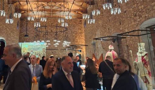 &laquo;&Alpha;&upsilon;&lambda;&iota;&kappa;έ&sigmaf;&raquo; &alpha;&gamma;ά&pi;&epsilon;&sigmaf; &kappa;&alpha;&iota; &sigma;&upsilon;&mu;&pi;ά&theta;&epsilon;&iota;&epsilon;&sigmaf; &sigma;&tau;&alpha; &Pi;&alpha;&lambda;ά&tau;&iota;&alpha;