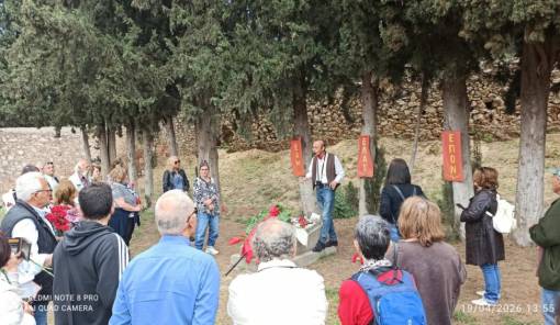 &Sigma;&tau;&alpha; &beta;ή&mu;&alpha;&tau;&alpha; &tau;&omicron;&upsilon; &Mu;ί&kappa;&eta; &Theta;&epsilon;&omicron;&delta;&omega;&rho;ά&kappa;&eta;: &Omicron;&iota; &sigma;&upsilon;&nu;&tau;&alpha;&xi;&iota;&omicron;ύ&chi;&omicron;&iota; &tau;&eta;&sigmaf; &Lambda;&alpha;&kappa;&omega;&nu;ί&alpha;&sigmaf; &tau;&iota;&mu;&omicron;ύ&nu; &tau;&omicron;&nu; &mu;&epsilon;&gamma;ά&lambda;&omicron; &delta;&eta;&mu;&iota;&omicron;&upsilon;&rho;&gamma;ό &sigma;&tau;&eta; &Zeta;ά&tau;&omicron;&upsilon;&nu;&alpha;