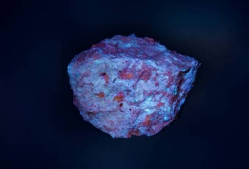 Θραύσμα αστεροειδούς αποκαλύπτει κρυσταλλικό ορυκτό «άγνωστο» στη Γη