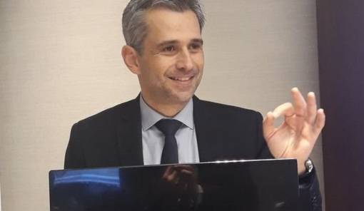 &Alpha;&pi;&alpha;&sigma;&chi;&omicron;&lambda;&epsilon;ί &tau;&alpha; &Mu;&Mu;&Epsilon; &tau;&eta;&sigmaf; &Kappa;&rho;ή&tau;&eta;&sigmaf;, &alpha;&lambda;&lambda;ά&zeta;&omicron;&nu;&tau;&alpha;&sigmaf; &tau;&eta;&nu; &epsilon;&iota;&kappa;ό&nu;&alpha; &delta;ή&mu;&omega;&nu; &kappa;&alpha;&iota; &epsilon;&pi;&iota;&chi;&epsilon;&iota;&rho;ή&sigma;&epsilon;&omega;&nu;