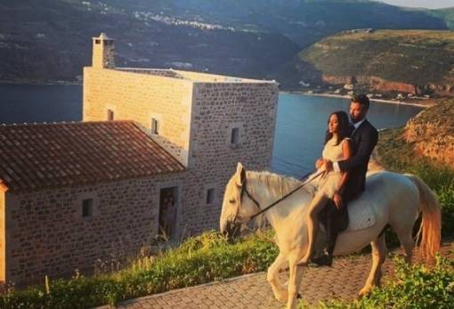 Παντρεύτηκαν «κρυφά» στη Μάνη και έφυγαν πάνω σε άλογο (ΦΩΤΟ)