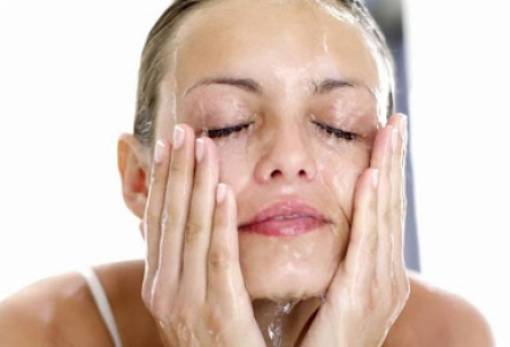 Ξέρεις γιατί πρέπει να πλένεις το πρόσωπό σου με κρύο νερό;