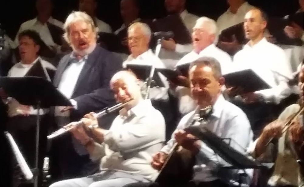 Έσμιξαν οι χορωδίες και ερμήνευσαν Χιώτη, Ζαμπέτα και Καζαντζίδη!