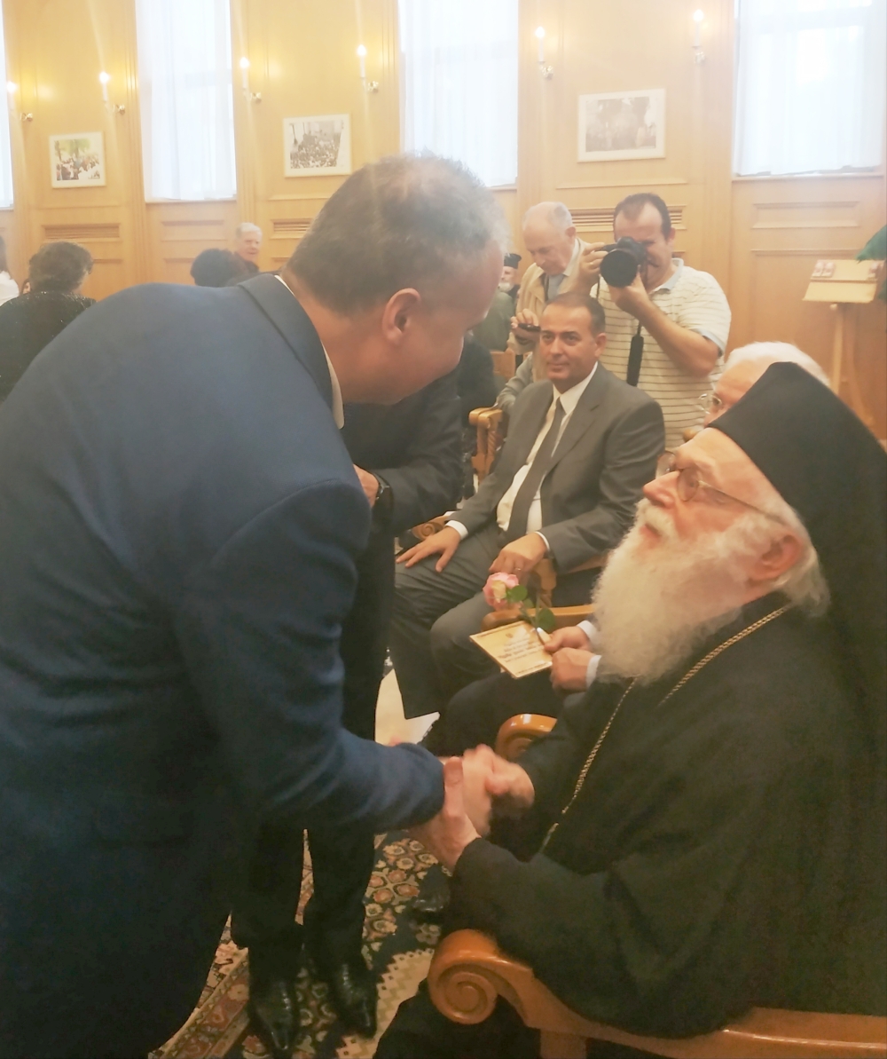 &Omicron; &Alpha;&rho;&chi;&iota;&epsilon;&pi;ί&sigma;&kappa;&omicron;&pi;&omicron;&sigmaf; &Alpha;&lambda;&beta;&alpha;&nu;ί&alpha;&sigmaf; &Alpha;&nu;&alpha;&sigma;&tau;ά&sigma;&iota;&omicron;&sigmaf; ό&pi;&omega;&sigmaf; &tau;&omicron;&nu; &gamma;&nu;ώ&rho;&iota;&sigma;&alpha;