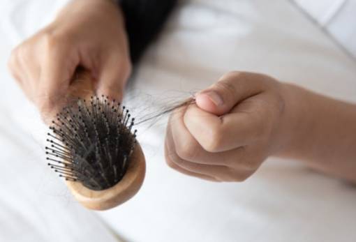 3 tips για να καθαρίσεις εύκολα την βούρτσα των μαλλιών σου