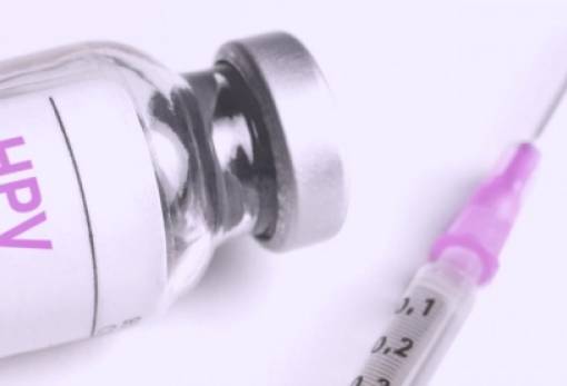 Απαραίτητος ο εμβολιασμός των νέων απέναντι στον «ιό του έρωτα»