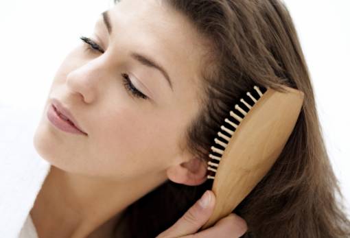 Ξέρεις κάθε πότε και πώς πρέπει να πλένεις τη βούρτσα μαλλιών;