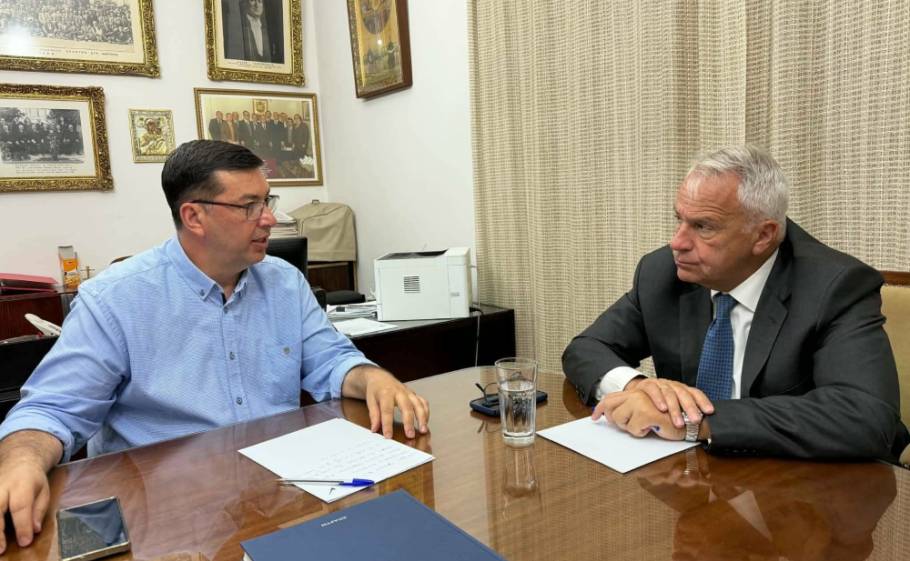 SOS &alpha;&pi;ό &Kappa;&alpha;&rho;&beta;&omicron;&upsilon;&nu;&iota;ά&rho;&eta; &sigma;&epsilon; &Beta;&omicron;&rho;ί&delta;&eta;: &laquo;&Sigma;&epsilon; &alpha;&delta;&iota;έ&xi;&omicron;&delta;&omicron; &omicron; &epsilon;&mu;&pi;&omicron;&rho;&iota;&kappa;ό&sigmaf; &kappa;ό&sigma;&mu;&omicron;&sigmaf;&raquo;