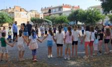 &Omicron;&lambda;&omicron;&kappa;&lambda;&eta;&rho;ώ&nu;&epsilon;&tau;&alpha;&iota; &mu;&epsilon; &gamma;&epsilon;&mu;ά&tau;&epsilon;&sigmaf; &laquo;&alpha;&pi;&omicron;&sigma;&kappa;&epsilon;&upsilon;έ&sigmaf;&raquo; &tau;&omicron; &tau;&alpha;&xi;ί&delta;&iota; &tau;&omicron;&upsilon; &laquo;Summer Camp&raquo; &sigma;&tau;&eta; &Sigma;&pi;ά&rho;&tau;&eta;
