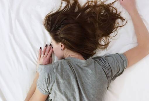 Πώς να προστατέψετε τα μακριά μαλλιά όταν κοιμάστε