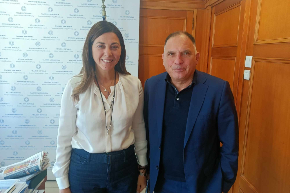 &Mu;&epsilon; &tau;&eta;&nu; &upsilon;&pi;&omicron;&upsilon;&rho;&gamma;ό &Sigma;. &Zeta;&alpha;&chi;&alpha;&rho;ά&kappa;&eta; &gamma;&iota;&alpha; &epsilon;&pi;&iota;&delta;ό&mu;&alpha;&tau;&alpha; &kappa;&alpha;&iota; &delta;&eta;&mu;&omicron;&gamma;&rho;&alpha;&phi;&iota;&kappa;ό &sigma;&upsilon;&nu;&alpha;&nu;&tau;ή&theta;&eta;&kappa;&epsilon; &omicron; &Nu;. &Kappa;&rho;&eta;&tau;&iota;&kappa;ό&sigmaf;