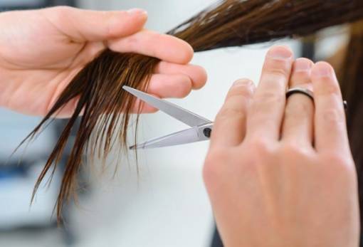 Κούρεμα σε στεγνά VS σε βρεγμένα μαλλιά: Ποιο είναι το καλύτερο για σένα;