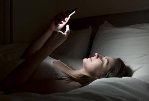 Ύπνος: Κάθε 10 λεπτά «αγκαλιά» με οθόνη στο κρεβάτι σημαίνουν 10 λεπτά αγρύπνιας