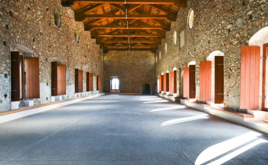 &Pi;&lambda;&eta;&sigma;&iota;ά&zeta;&epsilon;&iota; &eta; &mu;&epsilon;&gamma;ά&lambda;&eta; ώ&rho;&alpha; &tau;&omicron;&upsilon; &beta;&upsilon;&zeta;&alpha;&nu;&tau;&iota;&nu;&omicron;ύ &Mu;&upsilon;&sigma;&tau;&rho;ά