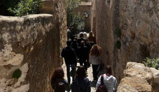 &Sigma;&tau;&alpha; &kappa;&alpha;&lambda;&nu;&tau;&epsilon;&rho;ί&mu;&iota;&alpha; &tau;&eta;&sigmaf; &Mu;&omicron;&nu;&epsilon;&mu;&beta;&alpha;&sigma;ί&alpha;&sigmaf; &laquo;&sigma;&epsilon;&rho;&gamma;&iota;ά&nu;&iota;&sigma;&alpha;&nu;&raquo; &mu;&alpha;&theta;&eta;&tau;έ&sigmaf; &tau;&omicron;&upsilon; &Lambda;&upsilon;&kappa;&epsilon;ί&omicron;&upsilon; Tito Livio
