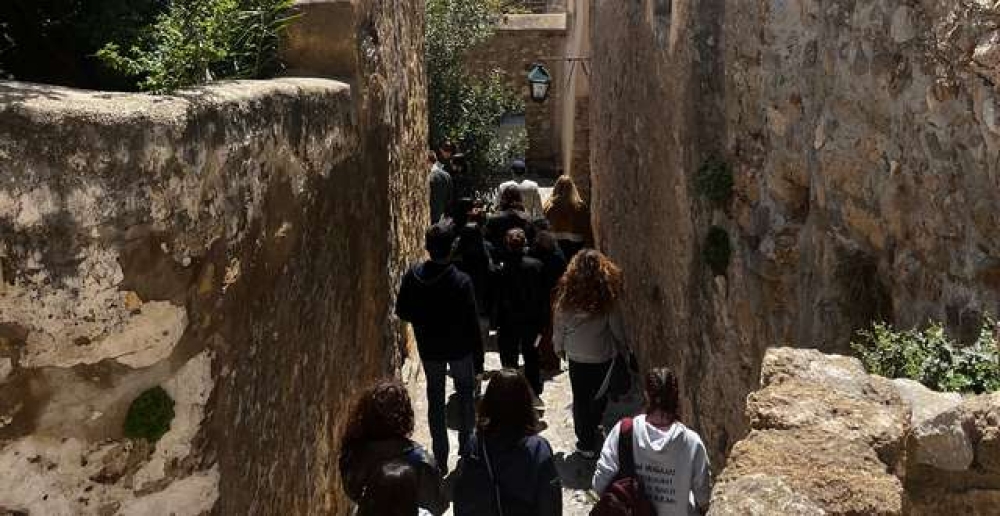 &Sigma;&tau;&alpha; &kappa;&alpha;&lambda;&nu;&tau;&epsilon;&rho;ί&mu;&iota;&alpha; &tau;&eta;&sigmaf; &Mu;&omicron;&nu;&epsilon;&mu;&beta;&alpha;&sigma;ί&alpha;&sigmaf; &laquo;&sigma;&epsilon;&rho;&gamma;&iota;ά&nu;&iota;&sigma;&alpha;&nu;&raquo; &mu;&alpha;&theta;&eta;&tau;έ&sigmaf; &tau;&omicron;&upsilon; &Lambda;&upsilon;&kappa;&epsilon;ί&omicron;&upsilon; Tito Livio
