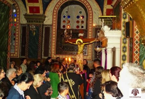 «Κρεμάται επί ξύλου  ο εν ύδασι την γην κρεμάσας…»