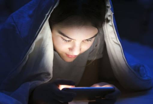 Κινητό: Πόσο βλάπτει τον ύπνο το μπλε φως της οθόνης