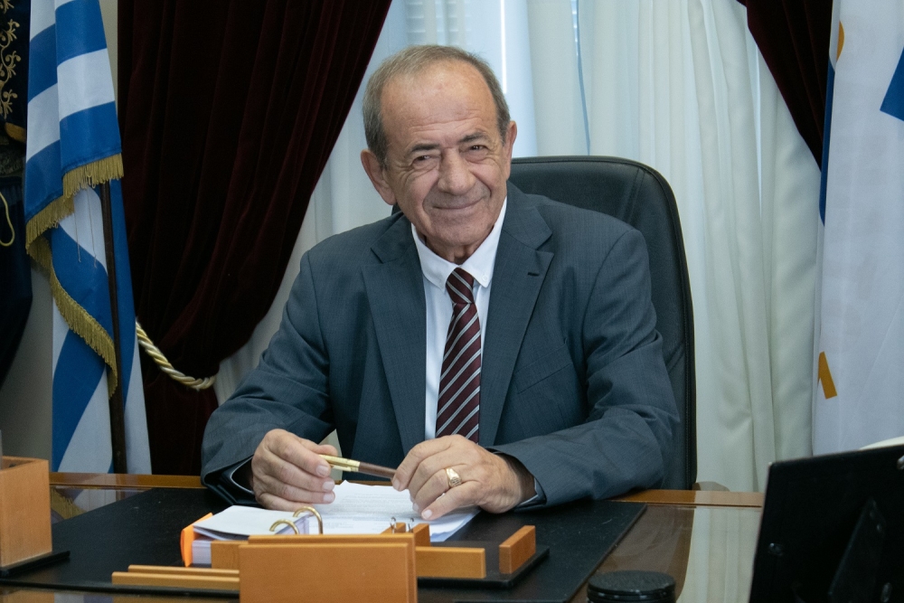 &Alpha;&nu;&delta;&rho;&epsilon;ά&kappa;&omicron;&sigmaf;: &laquo;&Epsilon;ί&mu;&alpha;&sigma;&tau;&epsilon; &mu;&iota;&alpha; &delta;ύ&nu;&alpha;&mu;&eta; &pi;&omicron;&upsilon; &pi;&alpha;&rho;ά&gamma;&omicron;&upsilon;&mu;&epsilon; έ&rho;&gamma;&omicron; &kappa;&alpha;&iota; &alpha;&lambda;&lambda;ά&zeta;&omicron;&upsilon;&mu;&epsilon; &tau;&omicron;&nu; &tau;ό&pi;&omicron;&raquo;