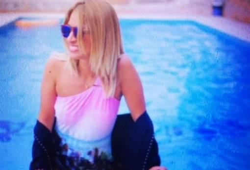 Ανέμελες πόζες στη Μάνη από τη Μαρία Ηλιάκη