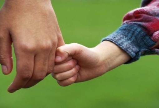 Η αγκαλιά γίνεται ελπίδα στην Πελοπόννησο μέσω της αναδοχής παιδιού