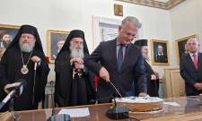 &Mu;&epsilon; &epsilon;&upsilon;&chi;έ&sigmaf; &kappa;&alpha;&iota; &beta;&alpha;&sigma;&iota;&lambda;ό&pi;&iota;&tau;&alpha; &upsilon;&pi;&omicron;&delta;έ&chi;&tau;&eta;&kappa;&epsilon; &tau;&omicron; 2026 &eta; &Pi;&epsilon;&rho;&iota;&phi;έ&rho;&epsilon;&iota;&alpha; &Pi;&epsilon;&lambda;&omicron;&pi;&omicron;&nu;&nu;ή&sigma;&omicron;&upsilon;