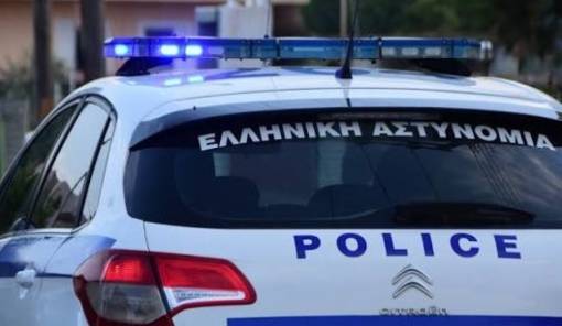 Ά&nu;&delta;&rho;&alpha;&sigmaf; &epsilon;&nu; &epsilon;&xi;ά&lambda;&lambda;&omega; &mu;&epsilon; &mu;&alpha;&chi;&alpha;ί&rho;&iota; (;) &sigma;&tau;&eta; &Sigma;&pi;ά&rho;&tau;&eta;