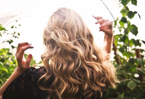 5 απίστευτοι λόγοι που τα μαλλιά σου μυρίζουν κάπως… περίεργα