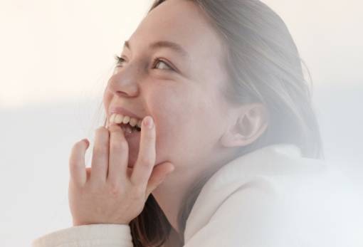 Τρως τα νύχια σου; Τι δείχνει για τον χαρακτήρα σου αυτή η συνήθεια