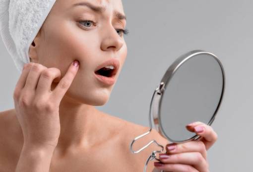 4 λόγοι που βγάζεις μεγάλα και επίπονα σπυράκια