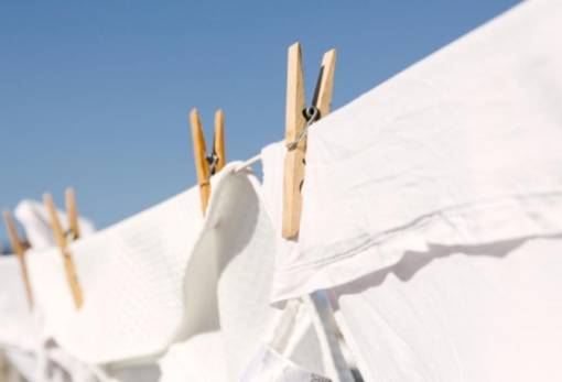 Το κόλπο για να μην κιτρινίσουν τα λευκά ρούχα