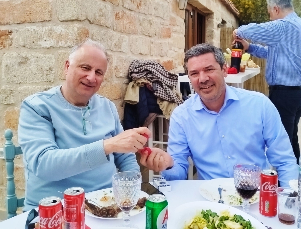 &Pi;ά&sigma;&chi;&alpha; &mu;&epsilon; &tau;&sigma;&omicron;ύ&gamma;&kappa;&rho;&iota;&sigma;&mu;&alpha; &kappa;&alpha;&iota; &laquo;&pi;&rho;ά&sigma;&iota;&nu;&omicron;&raquo; ά&rho;&omega;&mu;&alpha; &sigma;&tau;&eta;&nu; &Epsilon;&lambda;&alpha;&phi;ό&nu;&eta;&sigma;&omicron;