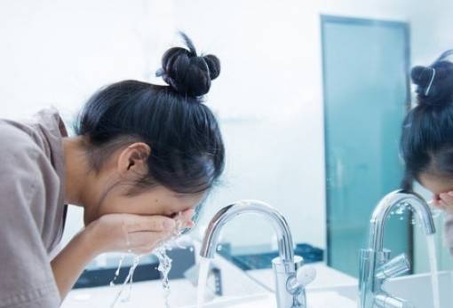 Τα λάθη που κάνεις στην πρωινή skincare ρουτίνα σου