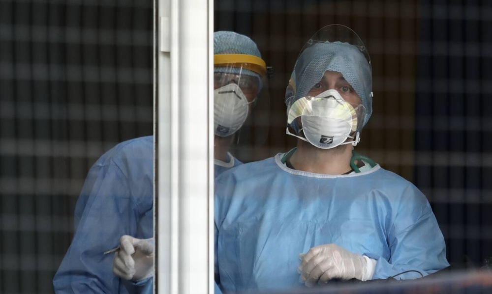 &Kappa;&omicron;&rho;&omega;&nu;&omicron;ϊό&sigmaf;: &Kappa;&alpha;&tau;&alpha;&rho;&gamma;&omicron;ύ&nu;&tau;&alpha;&iota; &tau;&alpha; rapid test &kappa;&alpha;&iota; &eta; &upsilon;&pi;&omicron;&chi;&rho;&epsilon;&omega;&tau;&iota;&kappa;ή &mu;ά&sigma;&kappa;&alpha; &sigma;&tau;&alpha; &nu;&omicron;&sigma;&omicron;&kappa;&omicron;&mu;&epsilon;ί&alpha;