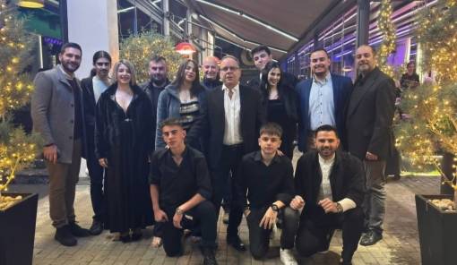 &Omega;&delta;&epsilon;ί&omicron; &tau;&eta;&sigmaf; &Sigma;&pi;ά&rho;&tau;&eta;&sigmaf;&hellip; &laquo;&chi;&alpha;&iota;&rho;έ&tau;&eta;&sigma;&epsilon;&raquo; &tau;&iota;&sigmaf; &delta;&eta;&mu;&omicron;&tau;&iota;&kappa;έ&sigmaf; &epsilon;&kappa;&delta;&eta;&lambda;ώ&sigma;&epsilon;&iota;&sigmaf;