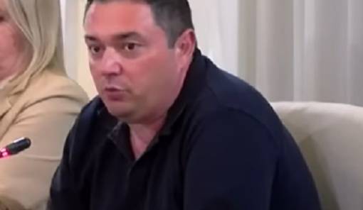 &laquo;&Mu;&alpha;&tau;&raquo; &sigma;&tau;&eta; &delta;&eta;&mu;&omicron;&gamma;&rho;&alpha;&phi;&iota;&kappa;ή &sigma;&upsilon;&rho;&rho;ί&kappa;&nu;&omega;&sigma;&eta; &alpha;&pi;ό &tau;&omicron;&nu; &Nu;. &Tau;&sigma;&omicron;ύ&kappa;&lambda;&epsilon;&rho;&eta;