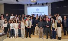 &Sigma;&tau;&alpha; έ&delta;&rho;&alpha;&nu;&alpha; &mu;&epsilon; &iota;&delta;έ&epsilon;&sigmaf; &kappa;&alpha;&iota; &tau;ό&lambda;&mu;&eta; &eta; &nu;έ&alpha; &gamma;&epsilon;&nu;&iota;ά &tau;&eta;&sigmaf; &Pi;&epsilon;&lambda;&omicron;&pi;&omicron;&nu;&nu;ή&sigma;&omicron;&upsilon;