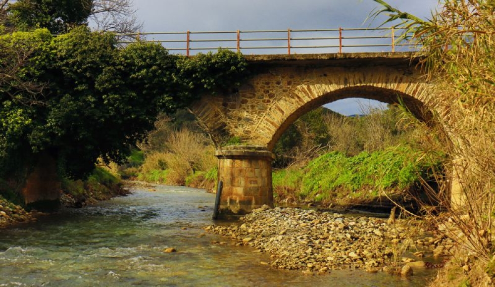 &Gamma;&iota;&alpha;&tau;ί &eta; &Mu;ά&nu;&eta; &delta;&epsilon;&nu; έ&chi;&epsilon;&iota; &pi;&omicron;&tau;ά&mu;&iota;&alpha;