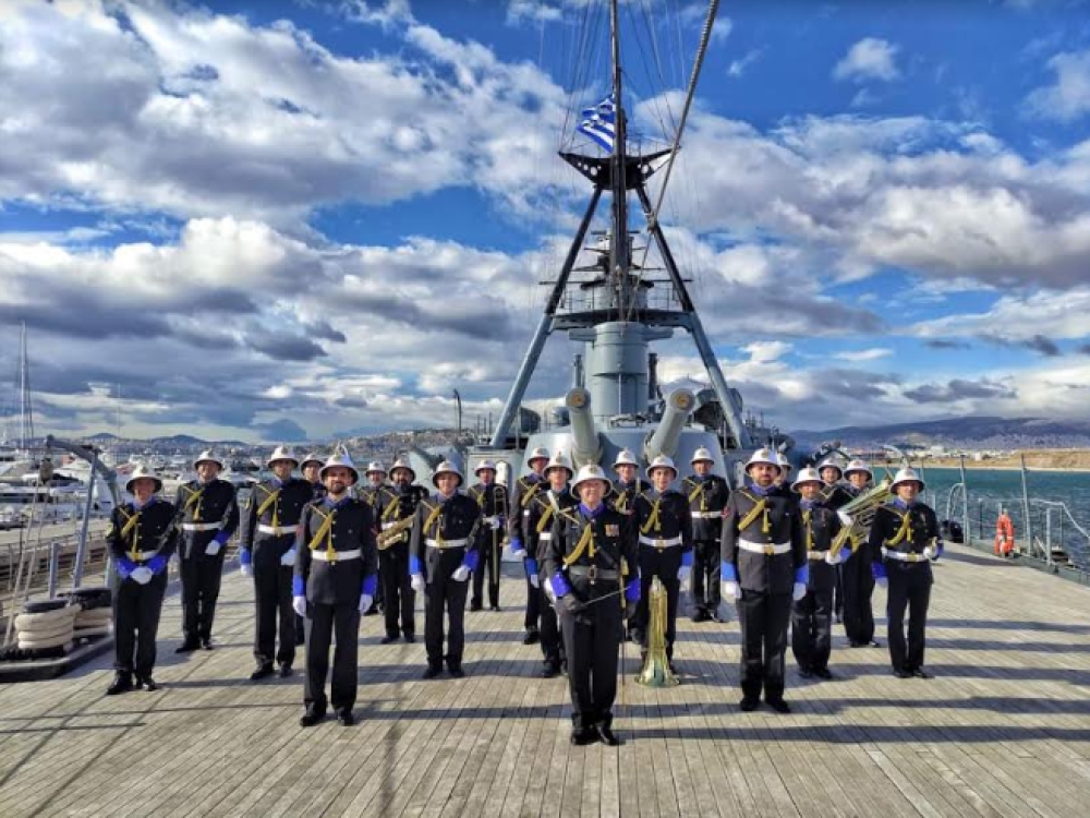 &Eta; &mu;&pi;ά&nu;&tau;&alpha; &tau;&omicron;&upsilon; &Pi;&omicron;&lambda;&epsilon;&mu;&iota;&kappa;&omicron;ύ &Nu;&alpha;&upsilon;&tau;&iota;&kappa;&omicron;ύ &sigma;&tau;&eta;&nu; &Pi;ύ&lambda;&omicron; &sigma;&tau;&alpha; &laquo;&Nu;&alpha;&upsilon;&alpha;&rho;ί&nu;&epsilon;&iota;&alpha;&raquo;