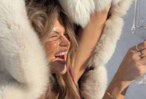 DIY Friday Reset: Μέλι, ελαιόλαδο & χαμομήλι για να αφήσεις πίσω την ένταση της εβδομάδας