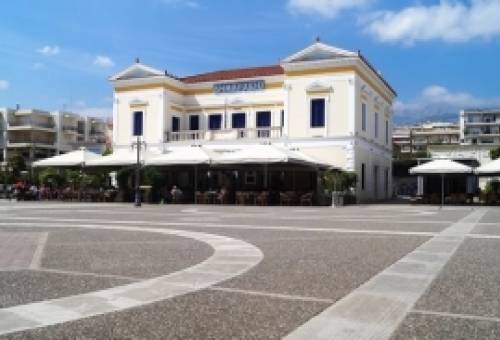 Η φωνή δυναμώνει, η σιωπή παραμένει για τη Λαϊκή