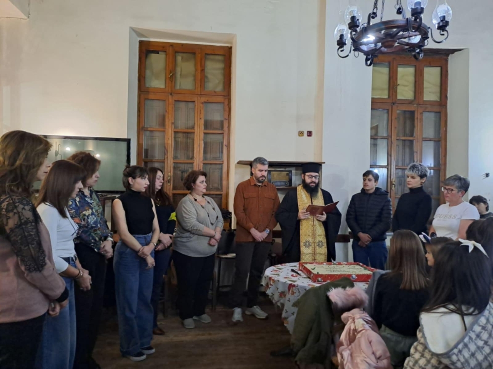 &Gamma;&lambda;έ&nu;&tau;&eta;&sigma;&epsilon; &gamma;&iota;&alpha; &tau;&omicron; &nu;έ&omicron; έ&tau;&omicron;&sigmaf; &mu;&epsilon; &chi;&omicron;&rho;ό &kappa;&alpha;&iota; &tau;&rho;&alpha;&gamma;&omicron;ύ&delta;&iota; &omicron; &Sigma;ύ&lambda;&lambda;&omicron;&gamma;&omicron;&sigmaf; &Kappa;&upsilon;&rho;&iota;ώ&nu; &kappa;&alpha;&iota; &Delta;&epsilon;&sigma;&pi;&omicron;&iota;&nu;ί&delta;&omega;&nu; &Gamma;&epsilon;&rho;&alpha;&kappa;ί&omicron;&upsilon;