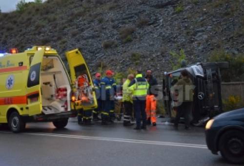 Ανατροπή βαν με πέντε επιβάτες στην παράκαμψη Βουτιάνων (ΦΩΤΟ)