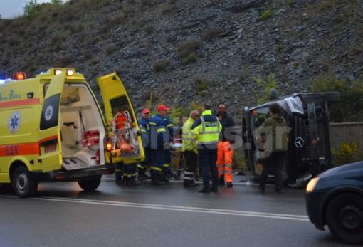Ανατροπή βαν με πέντε επιβάτες στην παράκαμψη Βουτιάνων (ΦΩΤΟ)