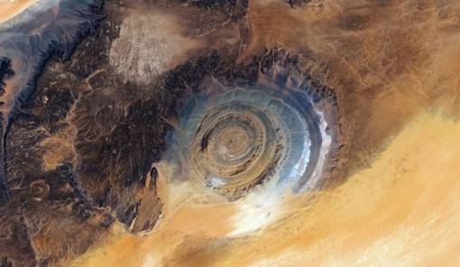 &laquo;&Tau;&omicron; &Mu;ά&tau;&iota; &tau;&eta;&sigmaf; &Sigma;&alpha;&chi;ά&rho;&alpha;&sigmaf;&raquo;: Έ&nu;&alpha; &epsilon;&xi;&omega;&pi;&rho;&alpha;&gamma;&mu;&alpha;&tau;&iota;&kappa;ό &phi;&alpha;&iota;&nu;ό&mu;&epsilon;&nu;&omicron; &sigma;&tau;&eta; &Mu;&alpha;&upsilon;&rho;&iota;&tau;&alpha;&nu;ί&alpha;