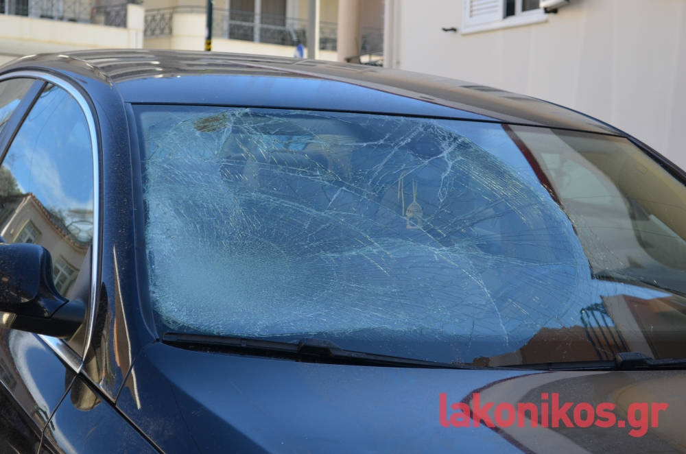 Αυτοκίνητο παρέσυρε μηχανάκι στη Σπάρτη (ΦΩΤΟ)