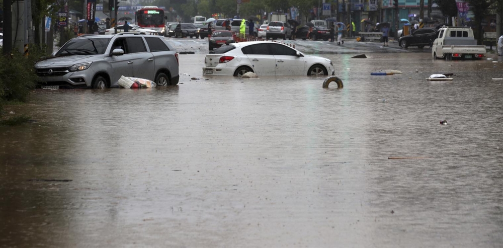 &Sigma;&chi;&epsilon;&delta;ό&nu; &mu;&iota;&sigma;ό &epsilon;&kappa;&alpha;&tau;. ά&nu;&theta;&rho;&omega;&pi;&omicron;&iota; &sigma;&kappa;&omicron;&tau;ώ&theta;&eta;&kappa;&alpha;&nu; &lambda;ό&gamma;&omega; &alpha;&kappa;&rho;&alpha;ί&omega;&nu; &kappa;&alpha;&iota;&rho;&iota;&kappa;ώ&nu; &phi;&alpha;&iota;&nu;&omicron;&mu;έ&nu;&omega;&nu; T&alpha; &tau;&epsilon;&lambda;&epsilon;&upsilon;&tau;&alpha;ί&alpha; 20 &chi;&rho;ό&nu;&iota;&alpha;