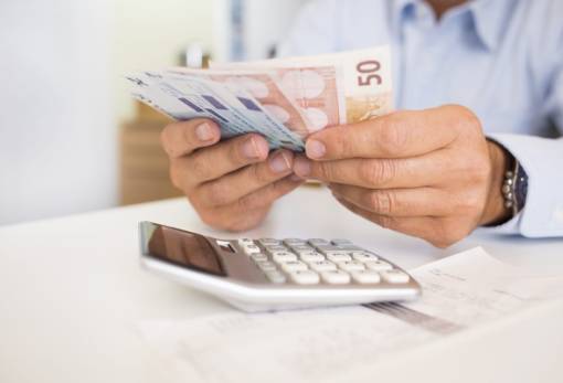 Εφορία: Βουνό τα χρέη, σταγόνες οι ρυθμίσεις